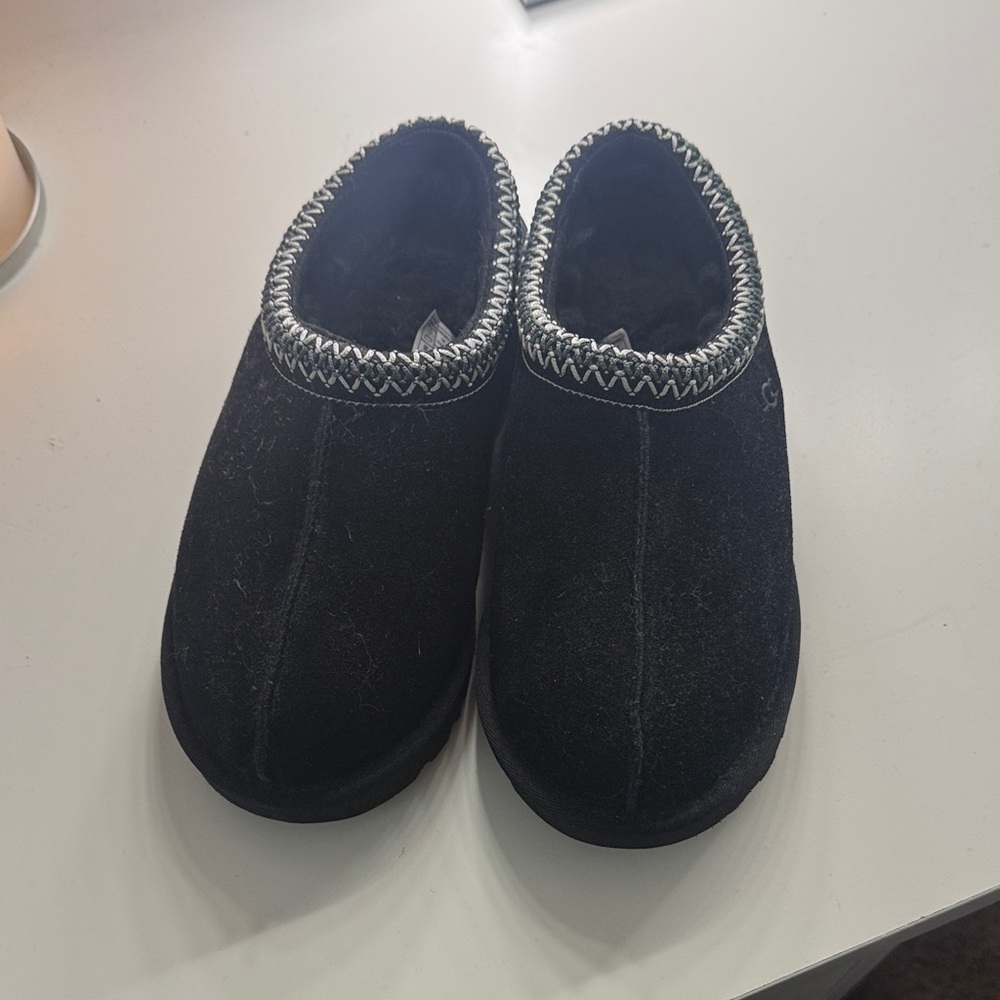 UGG Tasman Slippers in "Black"
NO BOX
NEVER WORN